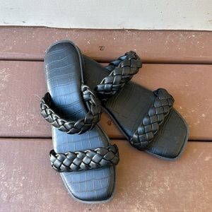 Trendy black sandals!